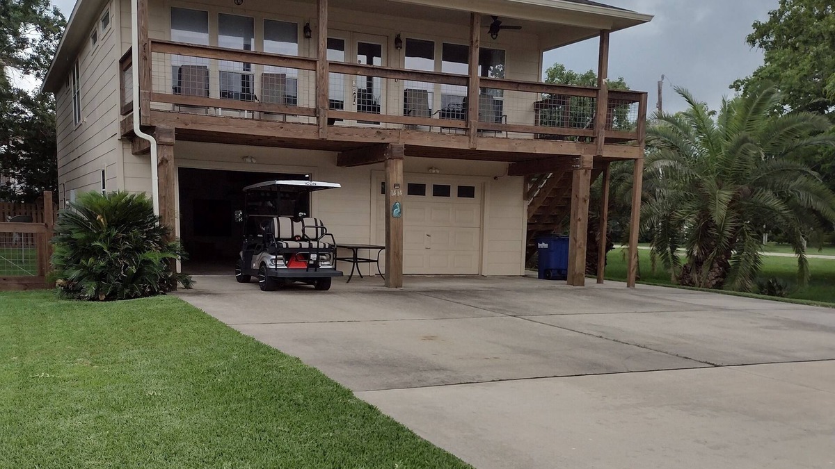 Clear Lake Shores House | The Kemah house is on the Bay side of 146, ½ mile up Kipp Ave to the Boardwalk