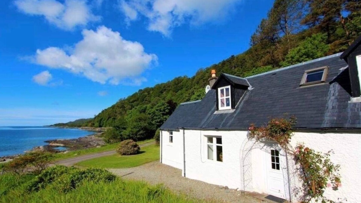 Lochgilphead House | The Kennels, 3 Bedroom Cottage, Sleeps 6 with it's own bay and loch access