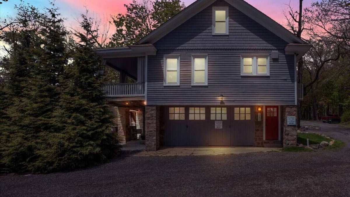 Mount Pocono House | The King Queen of The Poconos