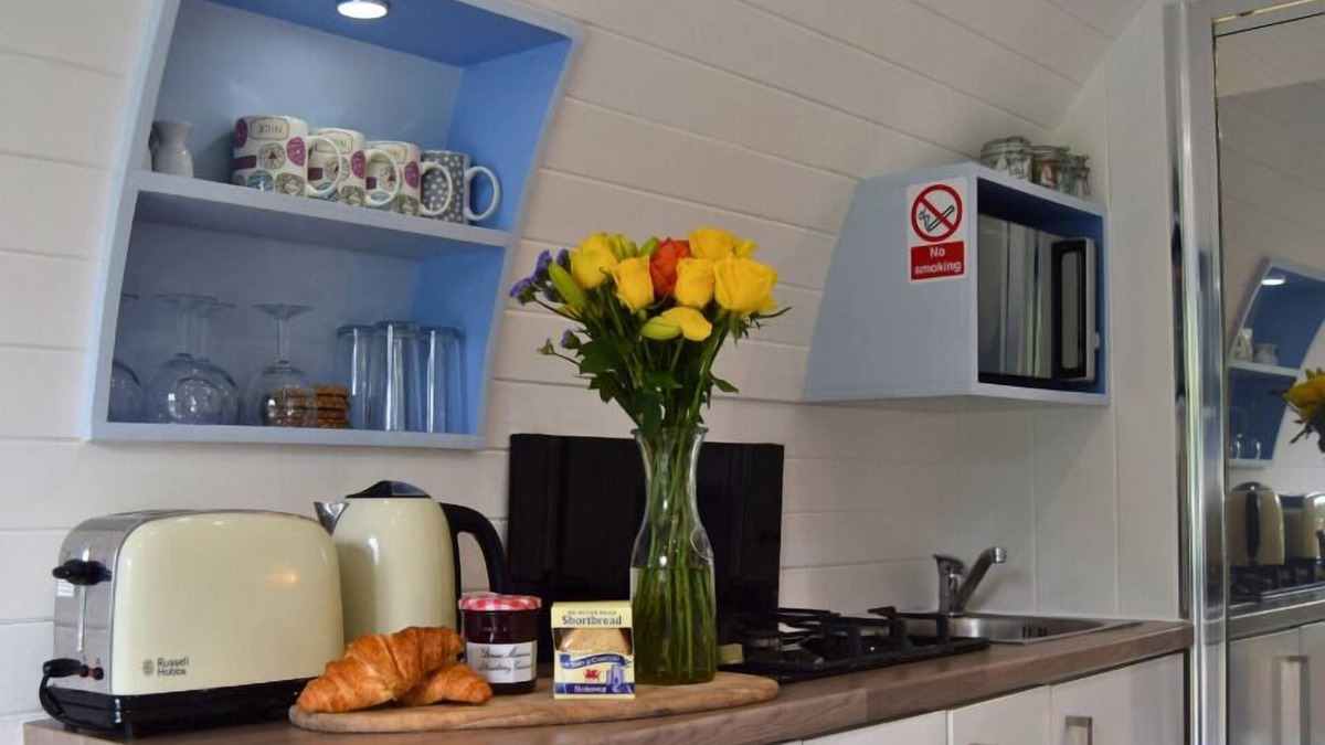 Llandovery Ski Chalet | The Kingfisher’s Burrow, The Kingfisher's Burrow Riverside Stay