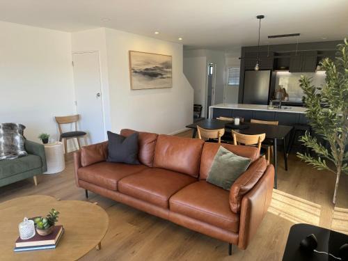 Blenheim Apartment | The Kings Domain, DUKE - Luxurious townhouse in the CBD!