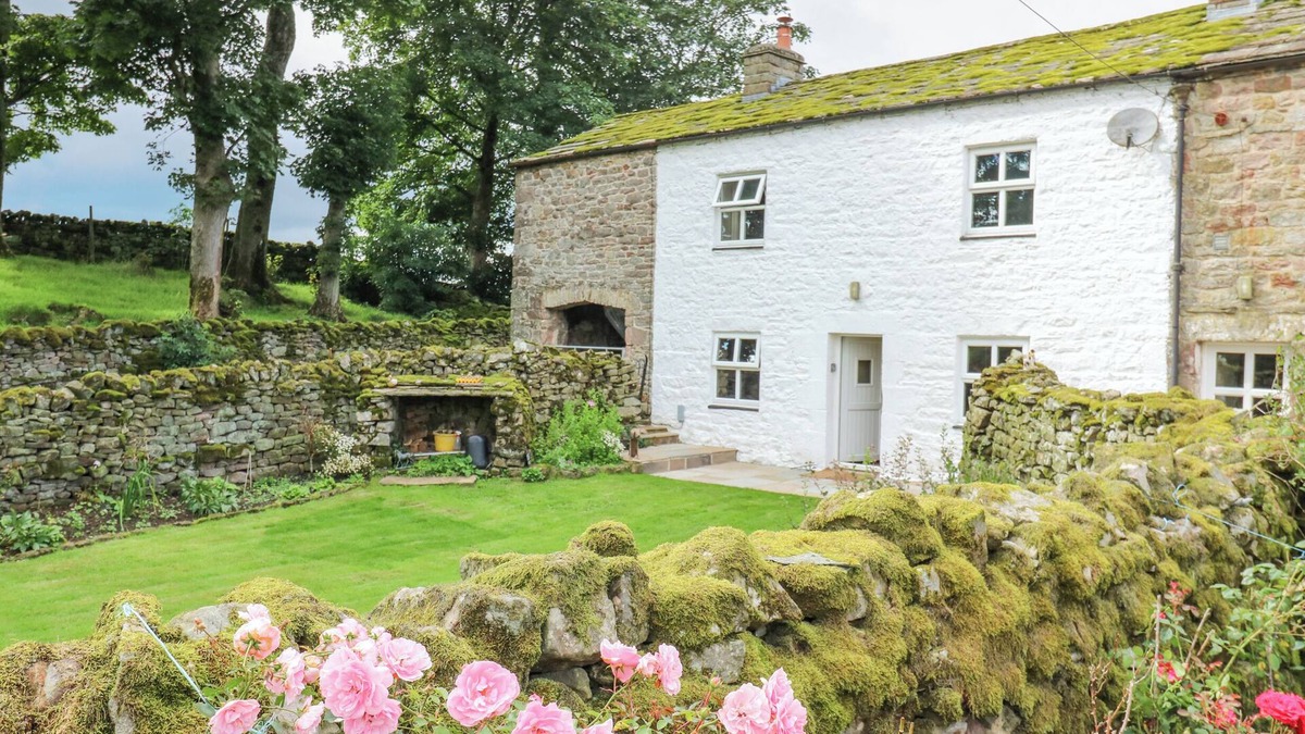 Kirkby Stephen Cottage | THE LA'AL CRAGG, romantic, with open fire in Kirkby Stephen