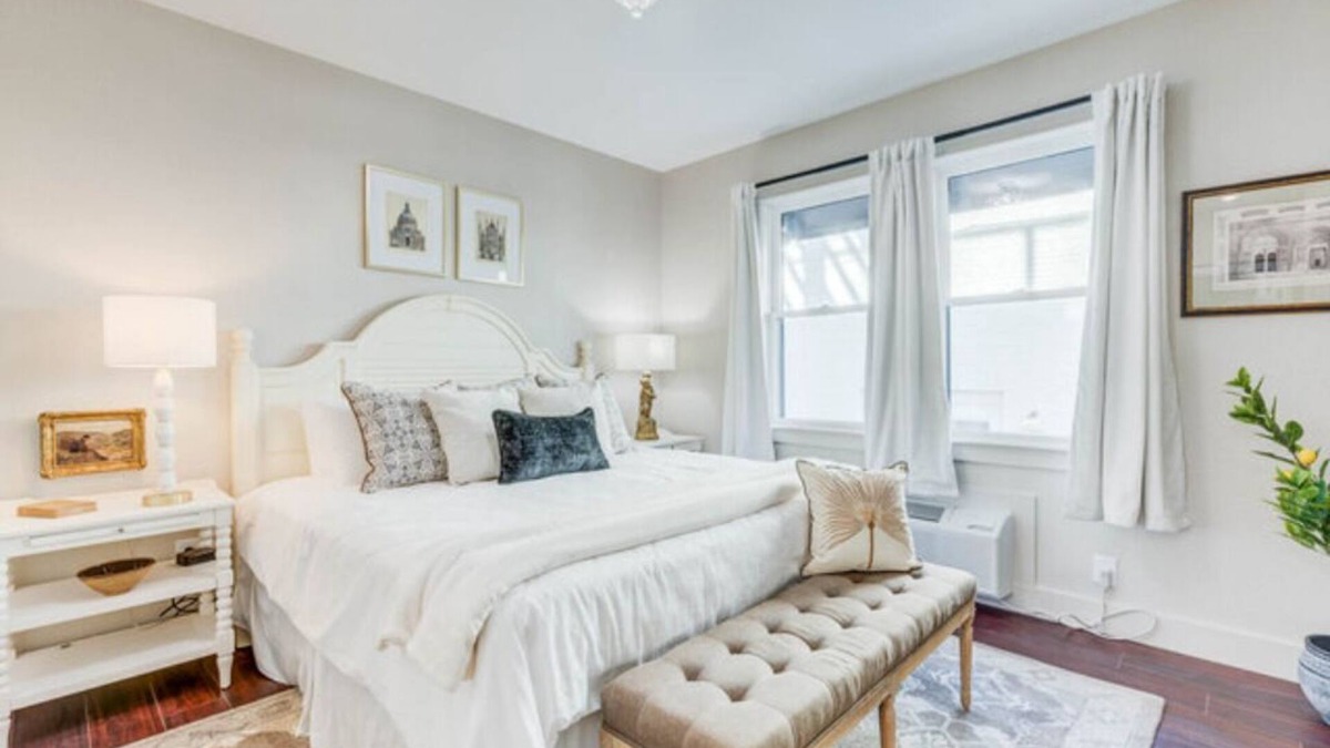 Historic Downtown Manteo Apartment | The La Dolce Vista Room