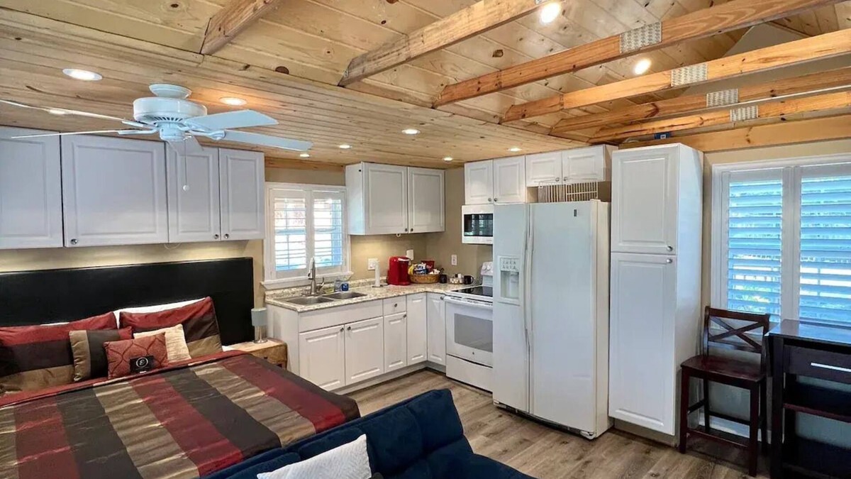 Lake Alfred Cabin | The Lake Alfred Citrus Wood Guest Cabinnn