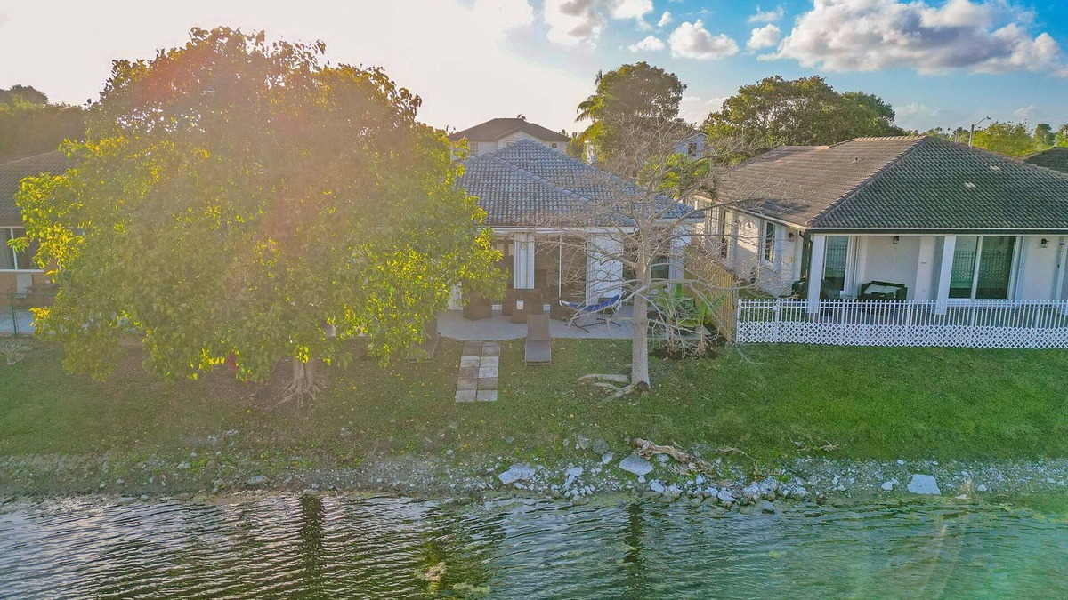 Tamiami House | The Lake House 305/BBQ. Ping Pong Table.