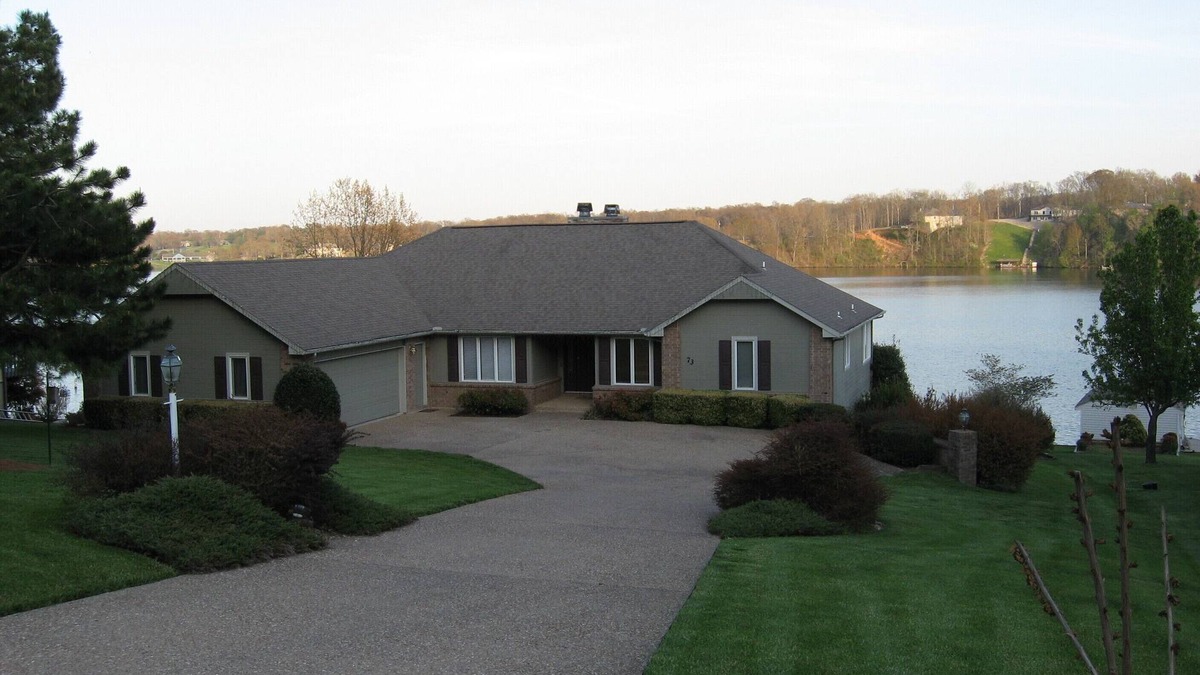 Bella Vista House | "The Lake House at Bella Vista". LAKEFRONT access to beautiful Loch Lomond!