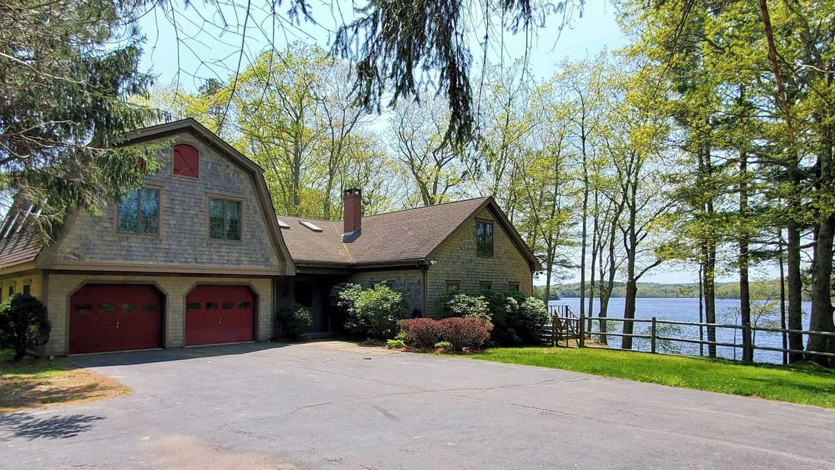 Warren House | The Lake House- canoes, kayaks, pool table, ping pong table, sleeps 16