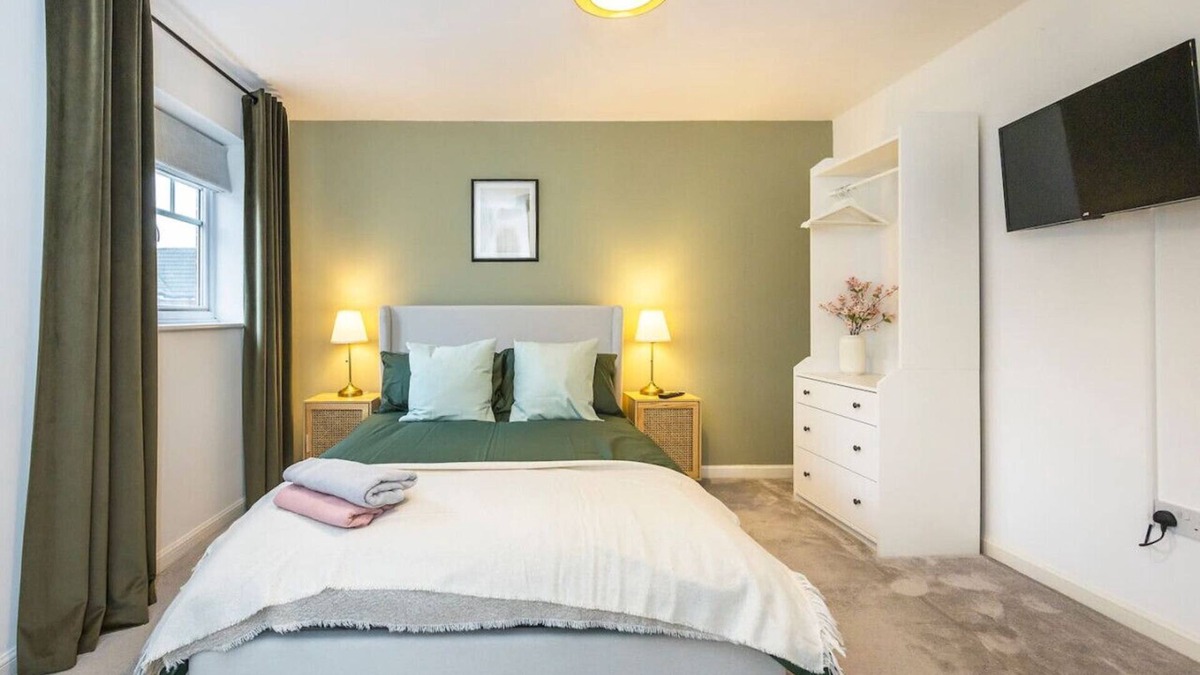 Parsloes House | The Lake Hub: Comfortable 2-Bedroom Apartment with Private Garden