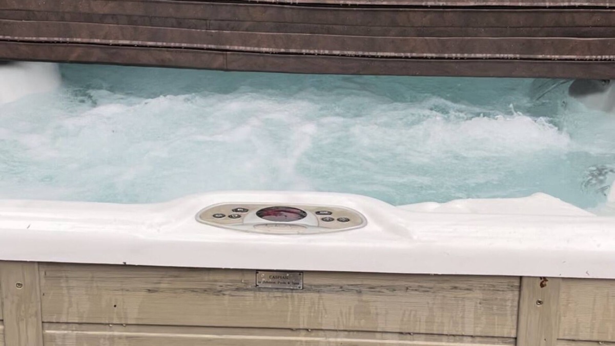 Grant House | The Lake Life Retreat with Hot Tub