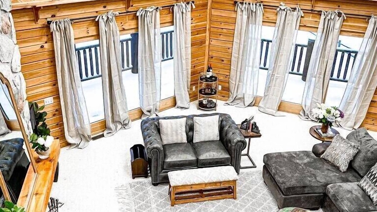 Mayville Cabin | The Lakefront Lodge near CHQ Institution