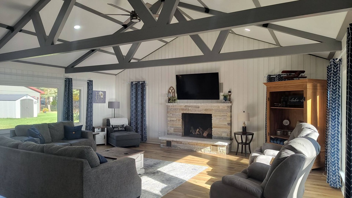 Black Wolf House | The Lakehouse at Winnebago. Green Bay 1 hr. Ice Fishing out your door. Fireplace