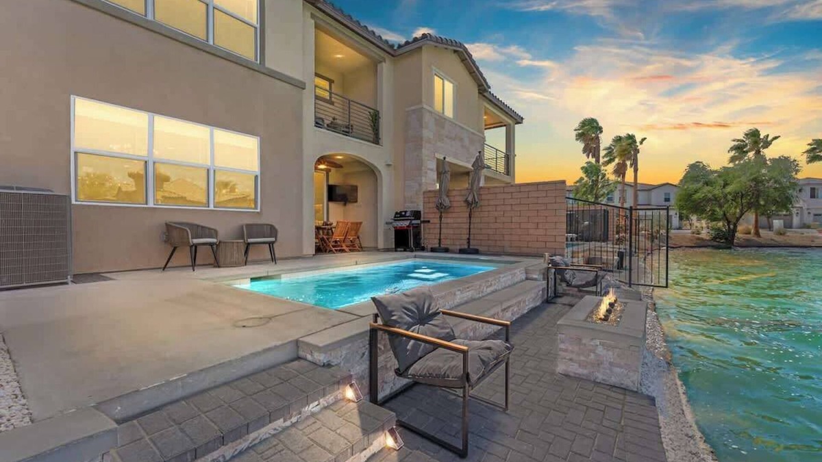 Terra Lago House | The Lakeside Palace - Sleeps 14