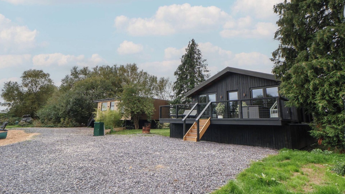 Farndon Cottage | THE LARCH HOUSE, pet friendly, luxury holiday cottage in Farndon