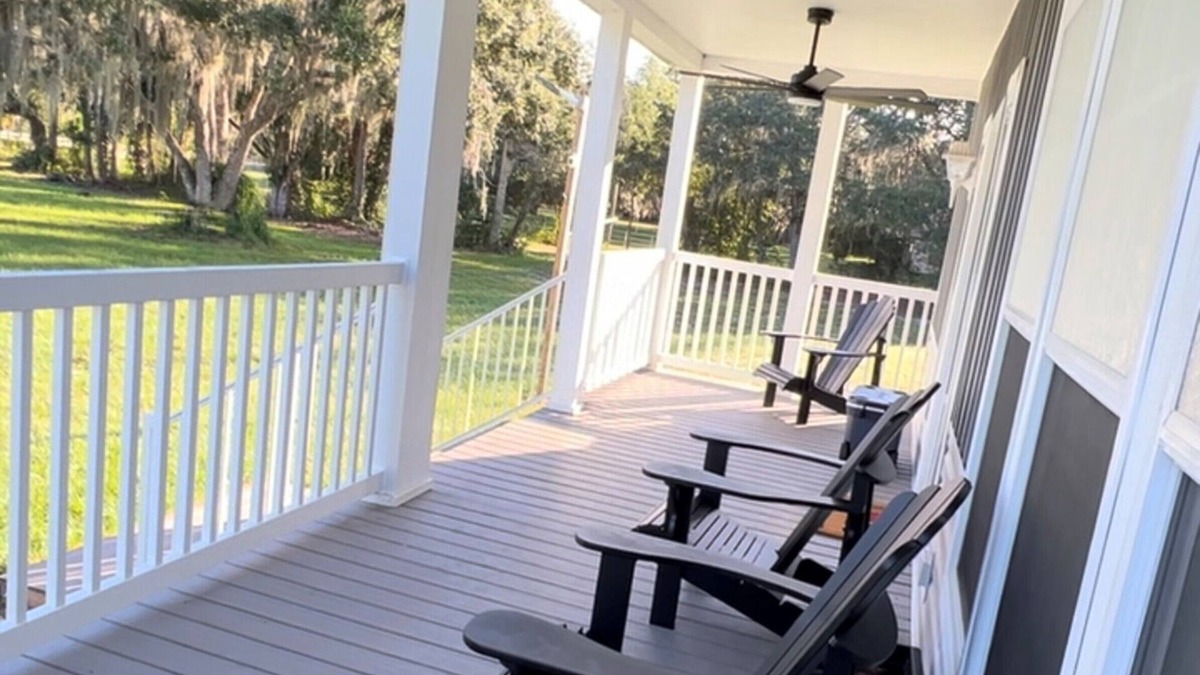 Okeechobee House | The Last Stand Farmhouse! Beautiful kitchen, TV room, AC, WiFi in Okeechobee