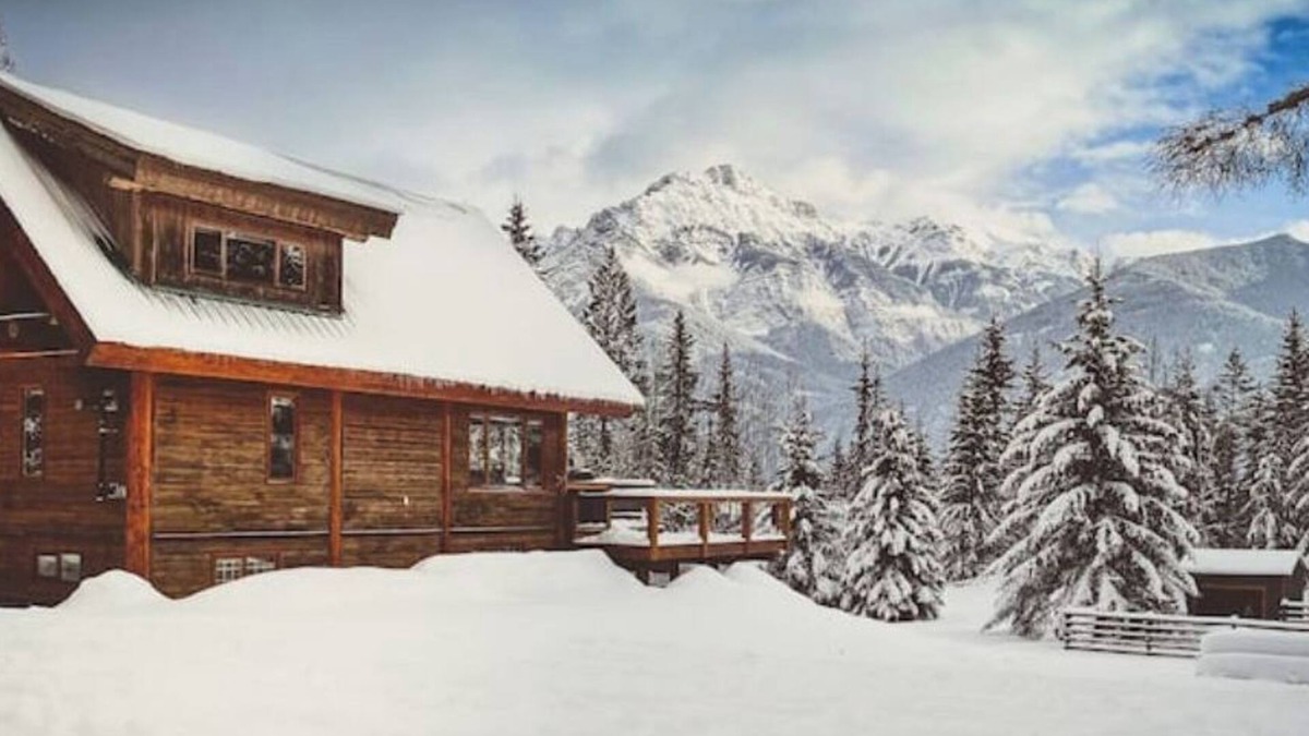 Blaeberry House | The Lazy Elk - Spacious mountain view Lodge with hot tub
