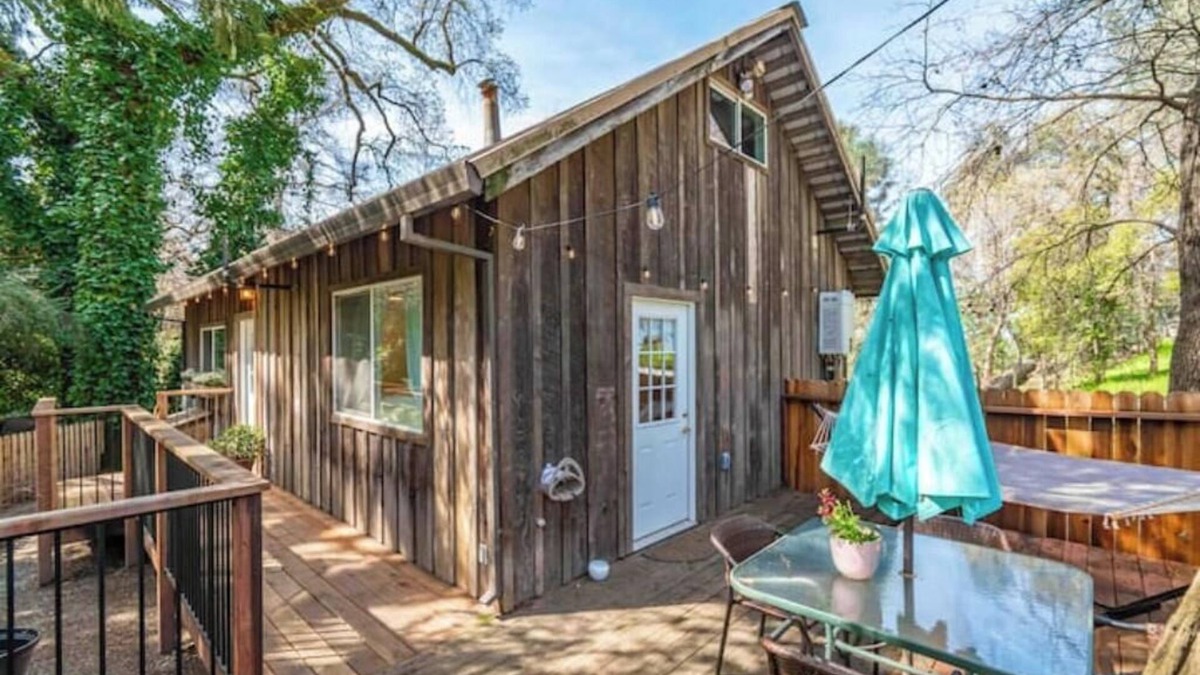 Auburn House | The Leafy Lodge- Pets ok