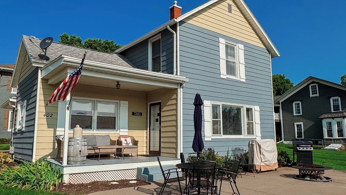 Le Claire House | The LeClaire River Chateau