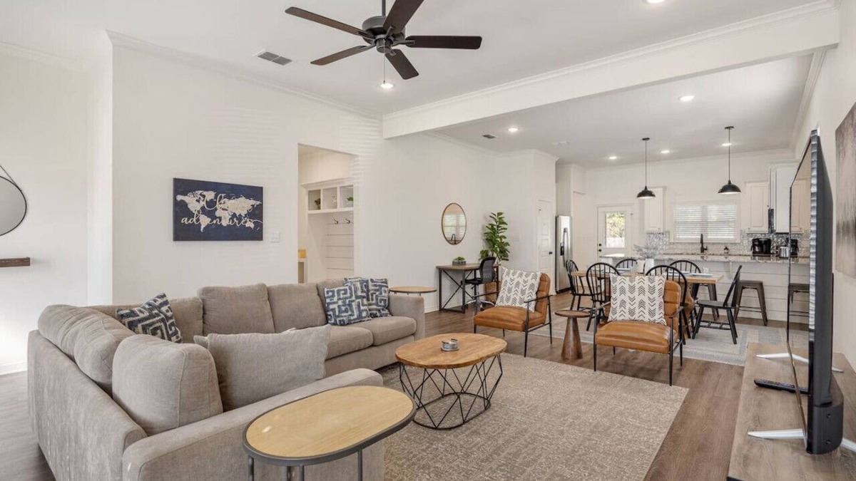 Tyler House | The Legacy House! King size, blazing internet!