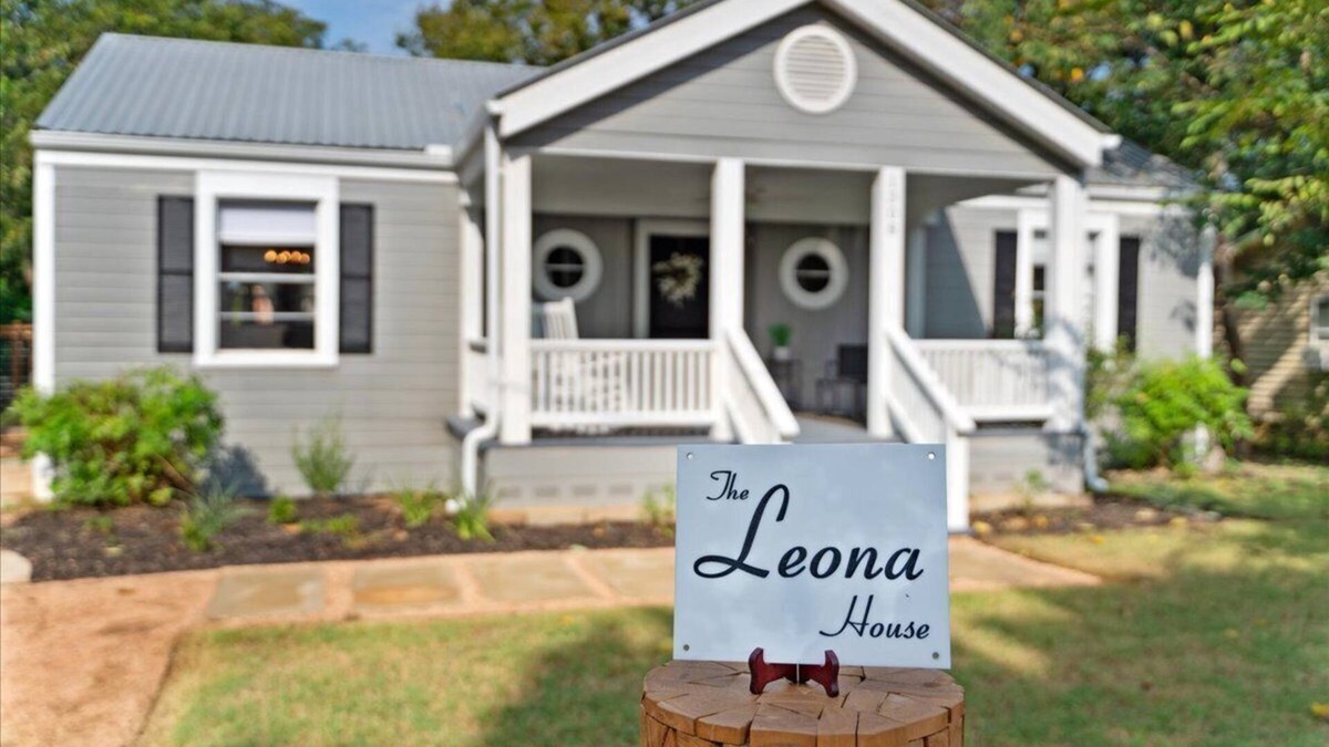 Georgetown House | The Leona House~Huge Backyard~Downtown Georgetown