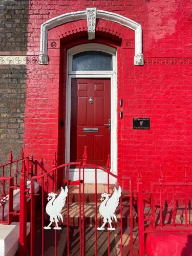 Anfield House | The LFC Red House - Spacious House With 5 Bedrooms, 2 Bathrooms, Street Parking And 1 Minute From The Stadium