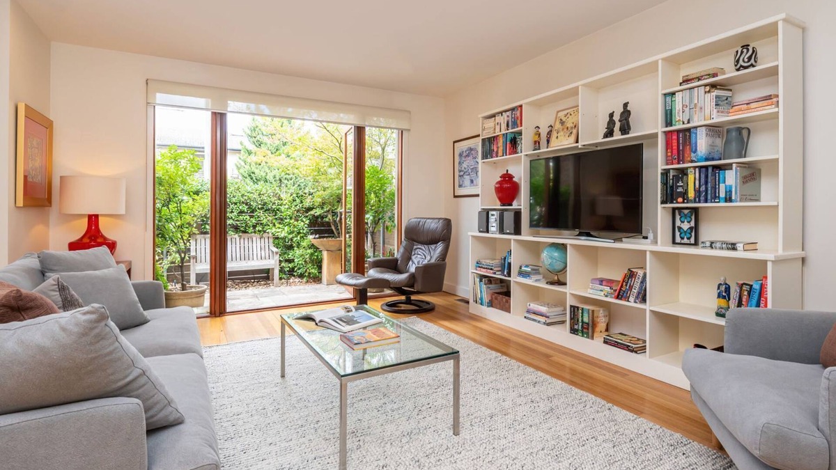 Glen Iris House | The Light House - Close to Harold Holt Swim Centre