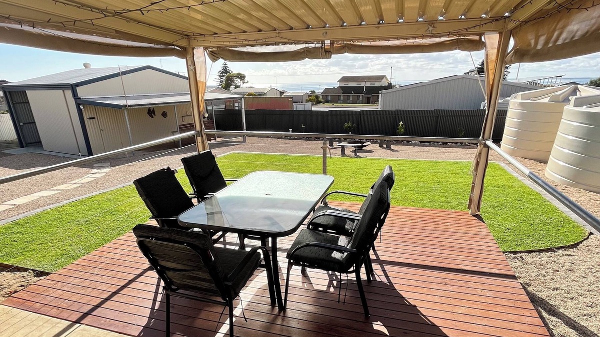 Para Wurlie House | The Lighthouse - lovely 3 bedroom home- Sea glimpses from the back deck!