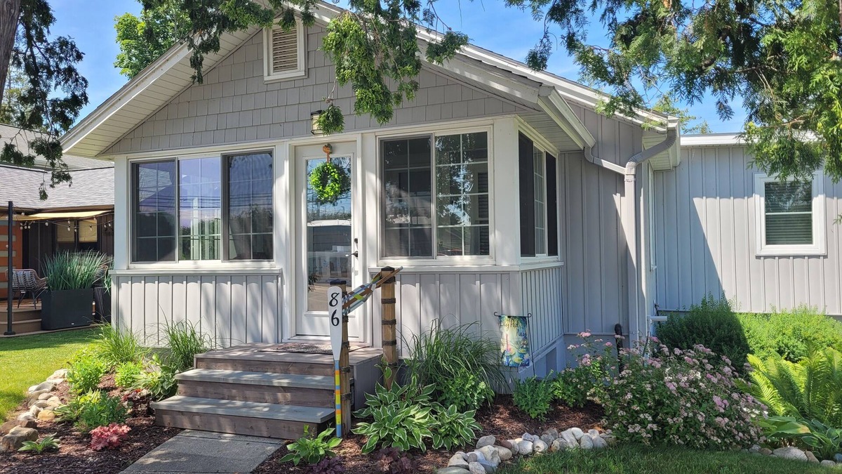 Beulah Cottage | The Lily Pad on Benzie Blvd. - Super Cute and Great Location! Central Air Conditioning!