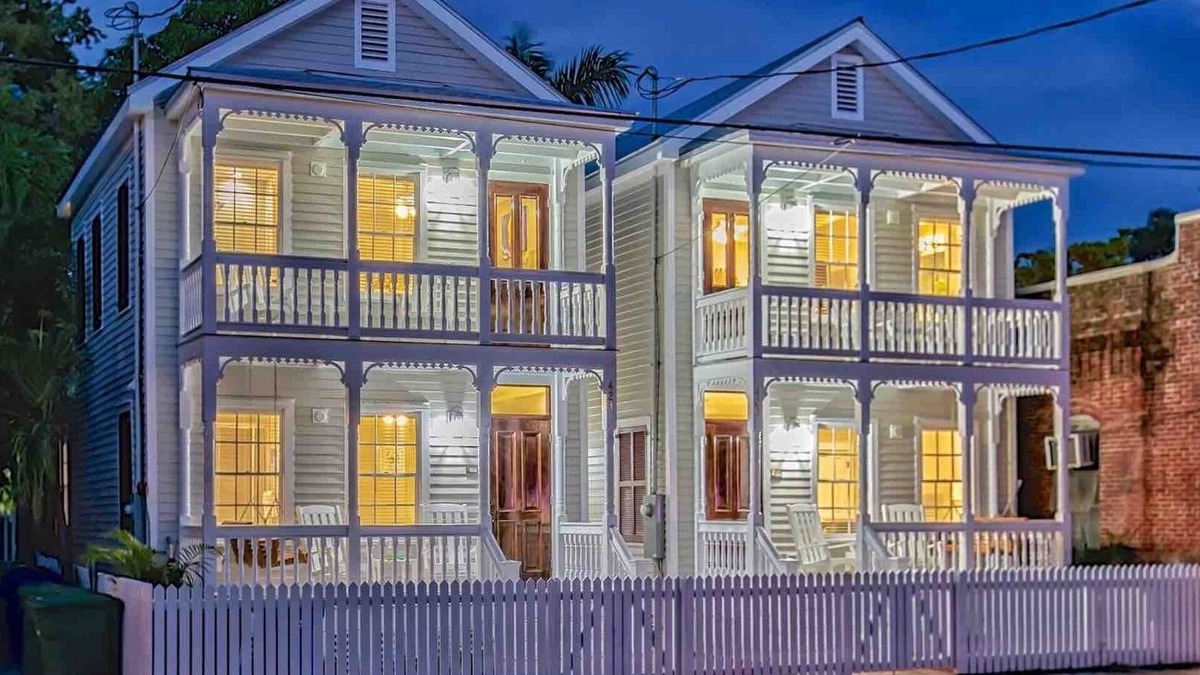 Historic Seaport House | *THE LIME & THE COCONUT @ OLD TOWN* 6BR/6BA Compound + LAST KEY SERVICES.