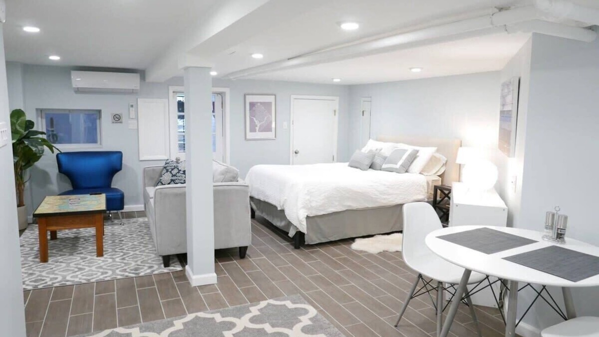 Mount Pleasant Apartment | The Lions Roar~Sleeps 4, Walk to Zoo!