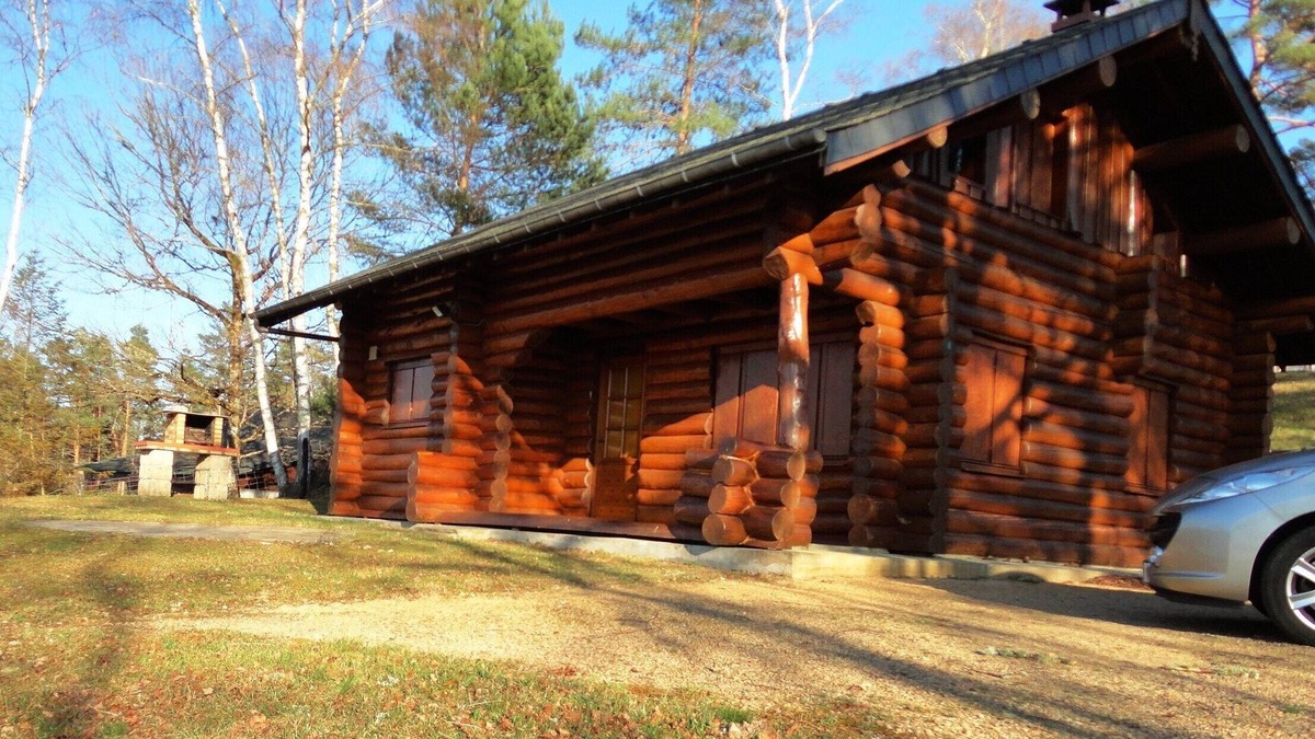 Marcillac-la-Croisille Ski Chalet | The little log with a view of the lake