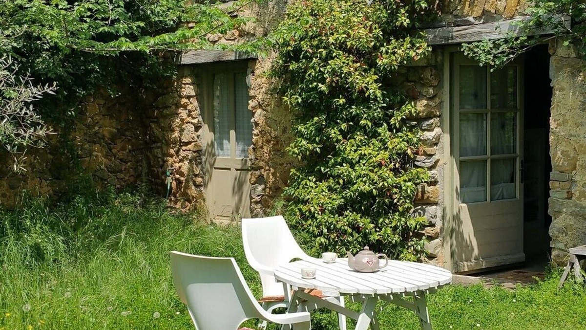 Saint-Just-et-le-Bezu House | The little house under the trees