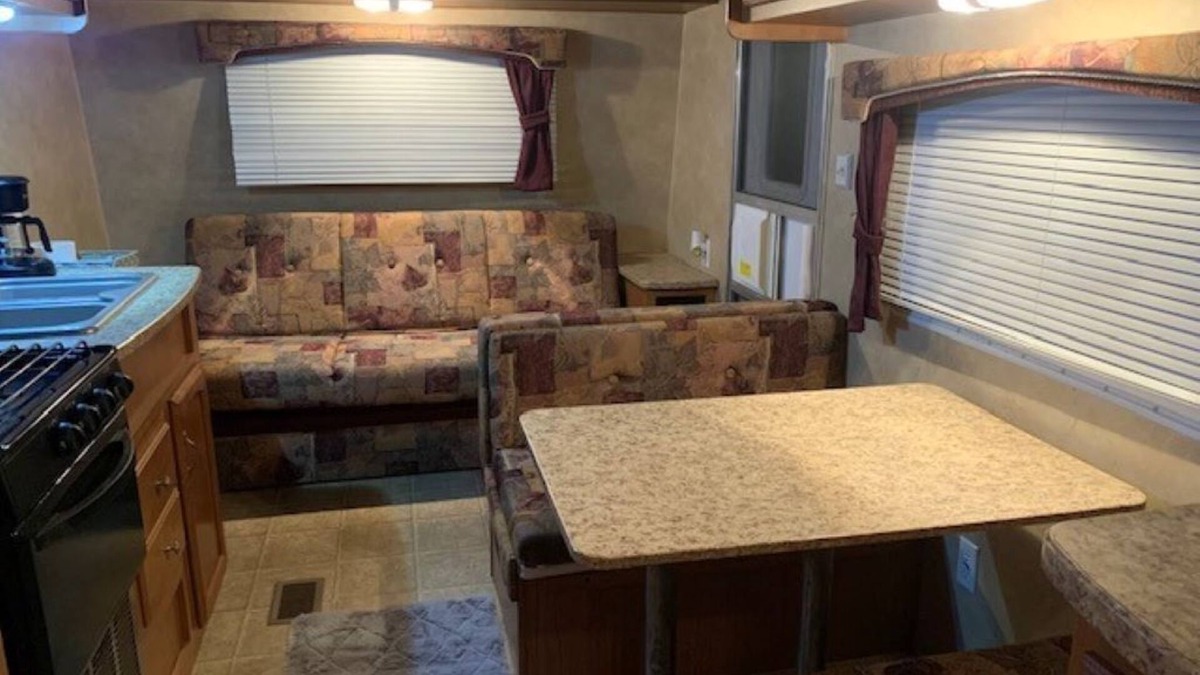 Dandridge RV Rental | The Little Dipper is an adorable & cozy camper located in charming Dandridge TN