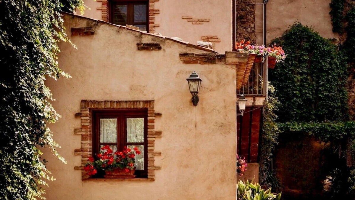 Castelbuono House | The Little House in the Courtyard, cozy vacation home with private courtyard in the center