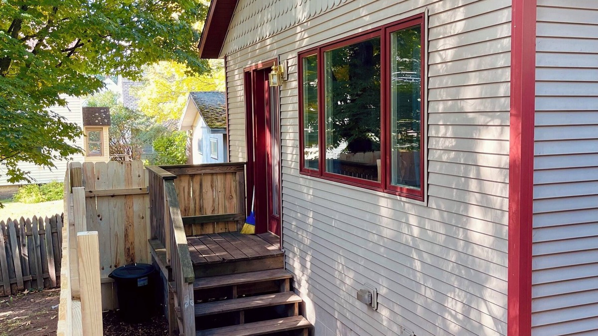Hancock Cottage | The Little House- private sauna and pet friendly