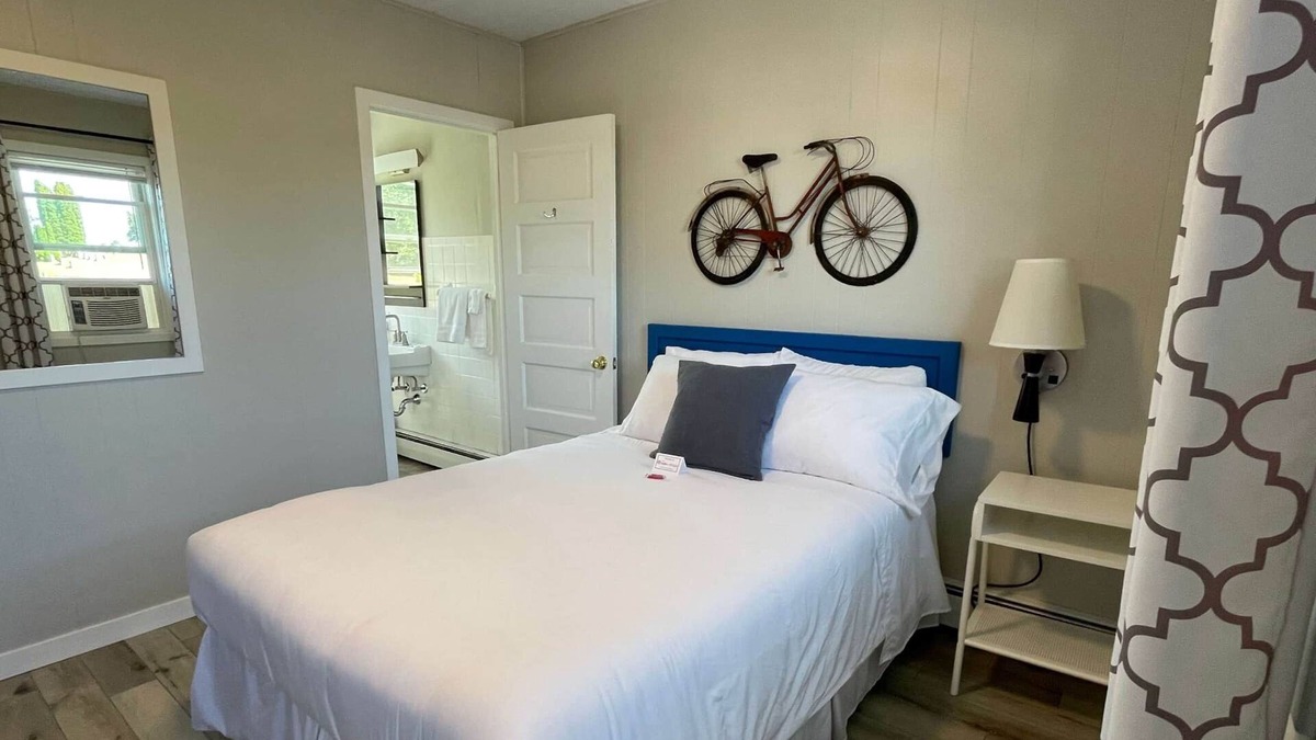 Mount Horeb Apartment | THE LITTLE VILLAGE , Full Bed 103