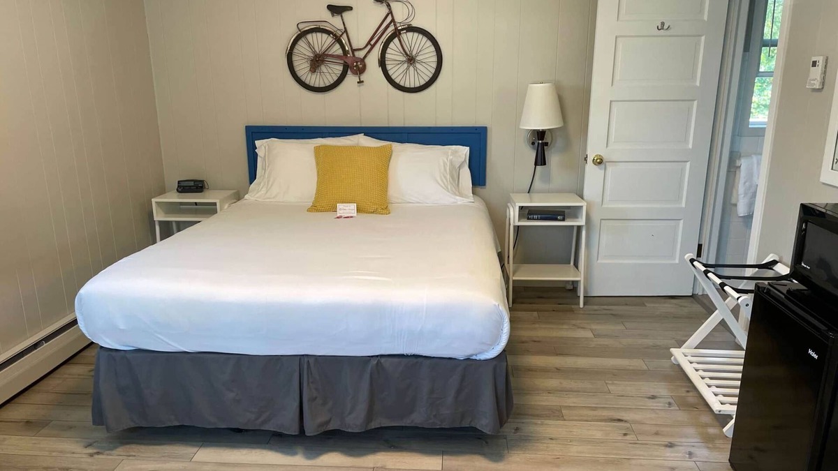 Mount Horeb Apartment | THE LITTLE VILLAGE , Queen Room 111
