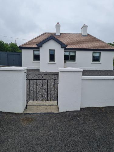 Tyrrellspass House | The Little White House