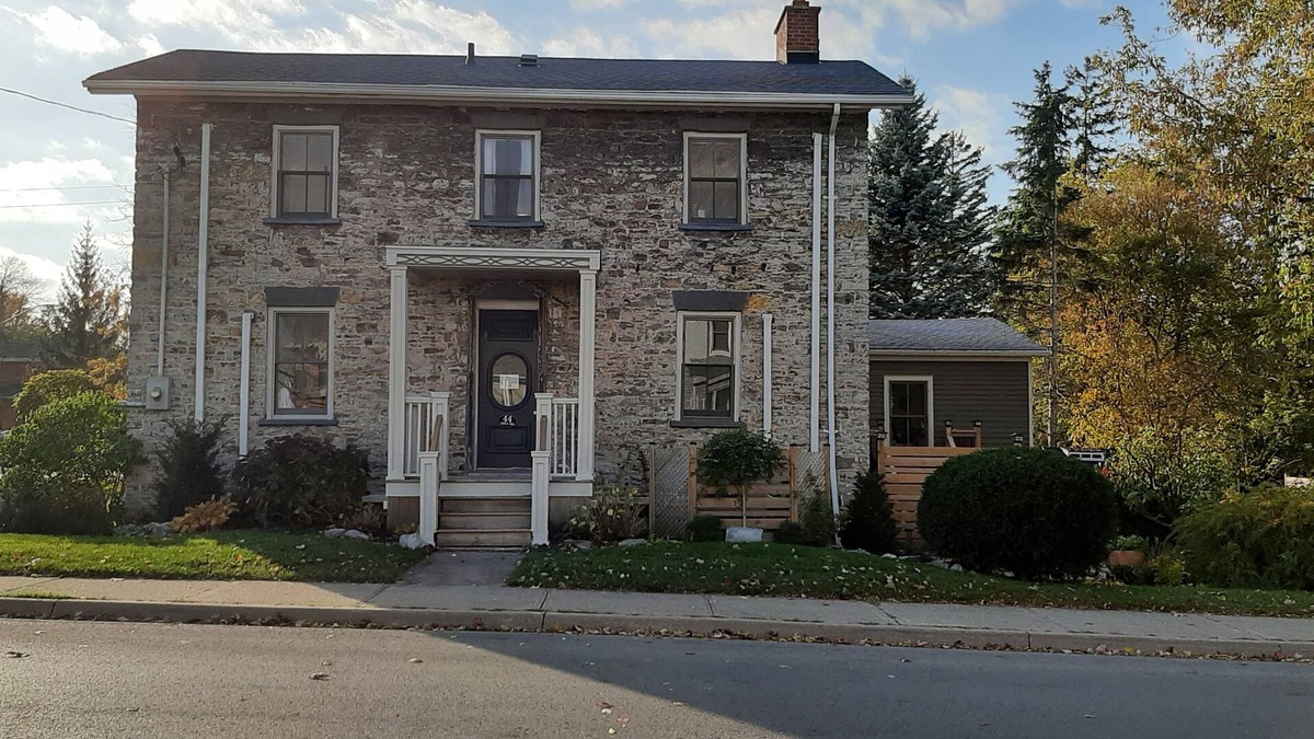 Port Colborne Apartment | The Locktender's House