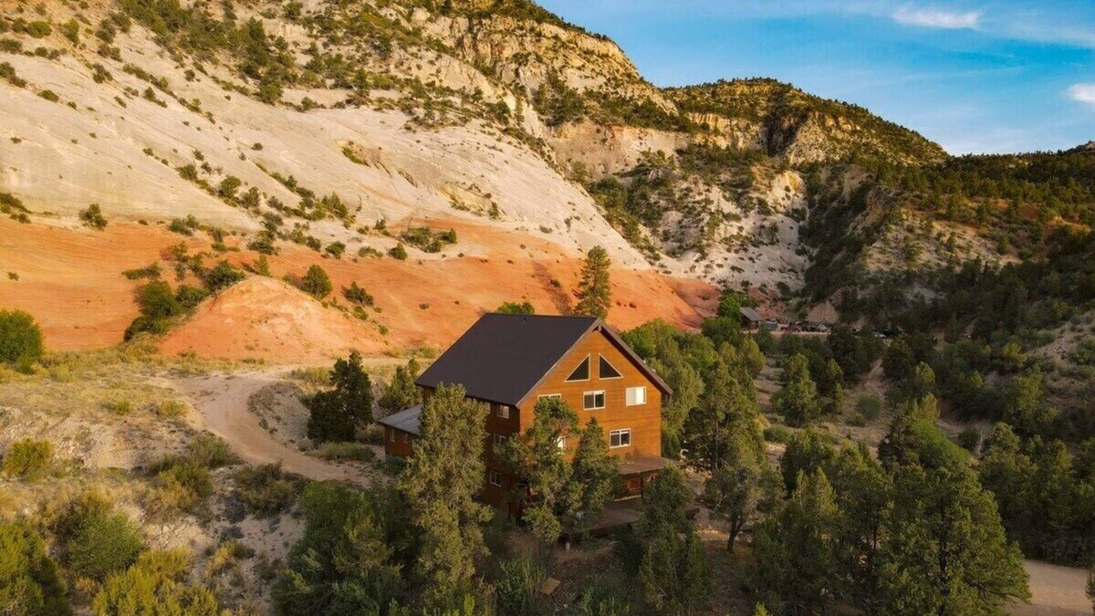 Orderville Cabin | The Lodge at East Zion (sleeps 36) w/Resort Pool