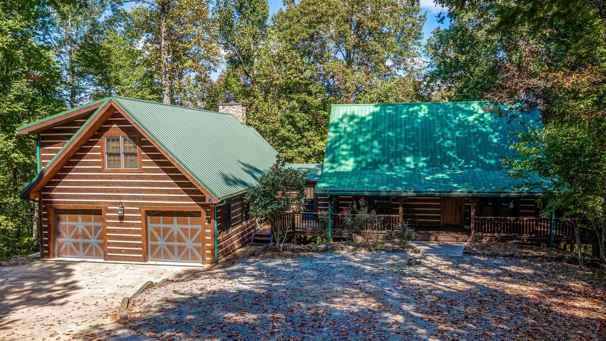 Ellijay Cabin | The Lodge at Summit Ridge North GA Mountain Cabin Sleeps 19 Hot Tub Kids' Room