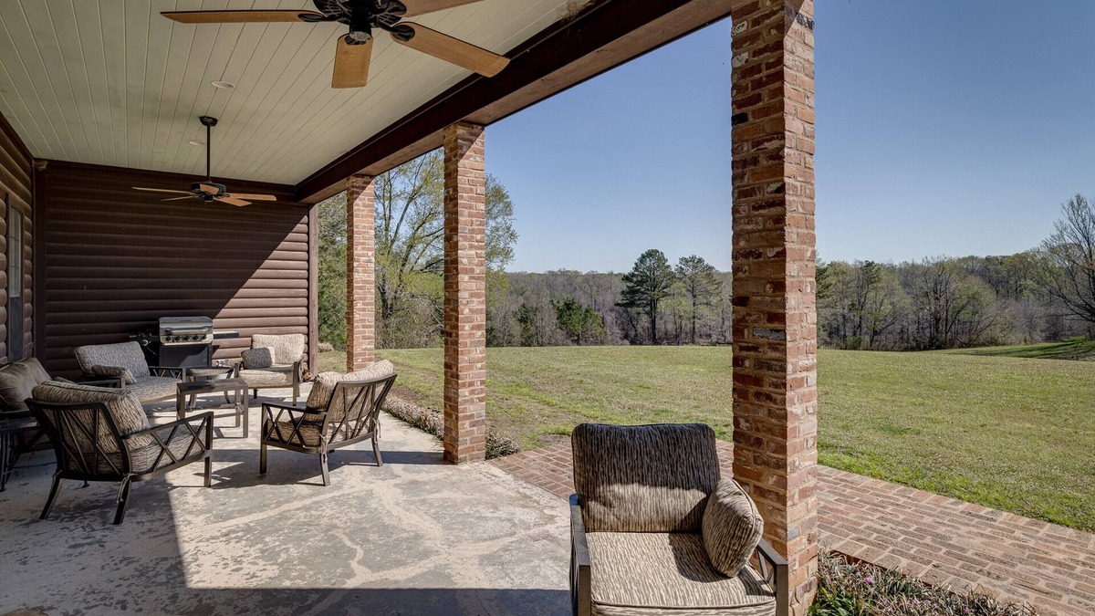 Lincoln Parish Cabin | The Lodge- Everyone can sleep under one roof! 10 min to Ruston