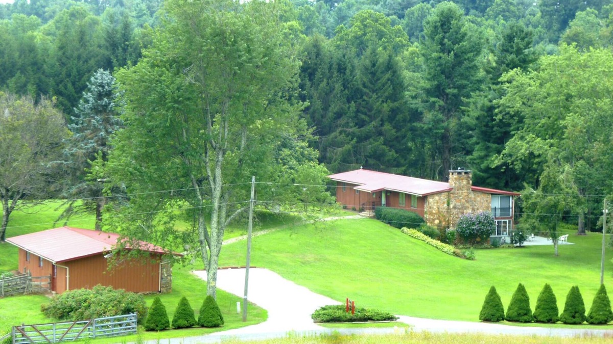Meadows Of Dan House | The Lodge @ Mayberry on 18 Acres And A Lake/Pond on The Blue Ridge Parkway