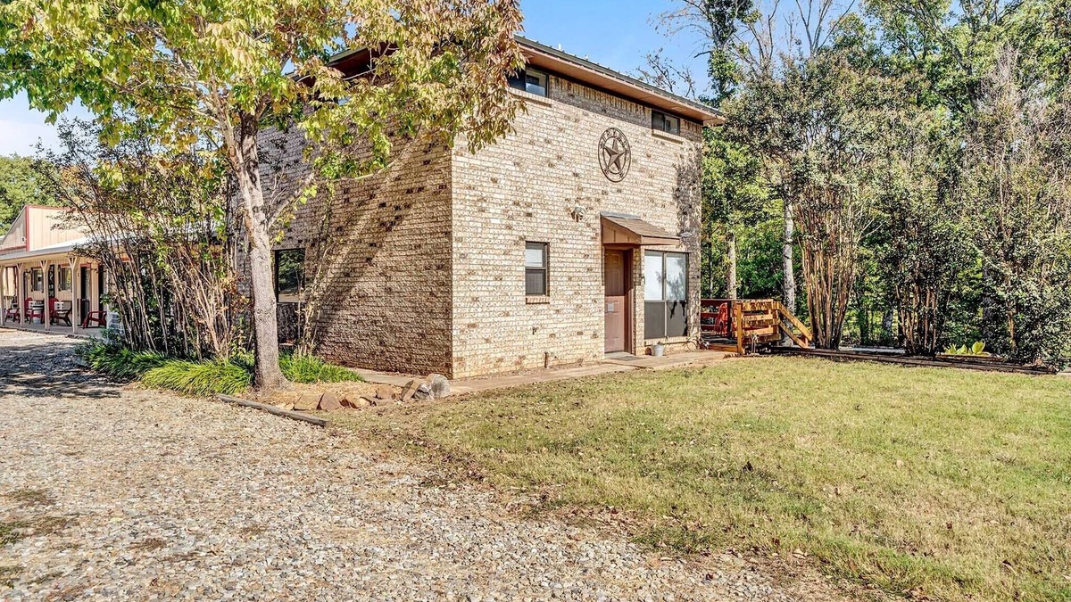 Quitman House | The Lodge. Modern comfort at Lake Fork. Full Kitchen.
