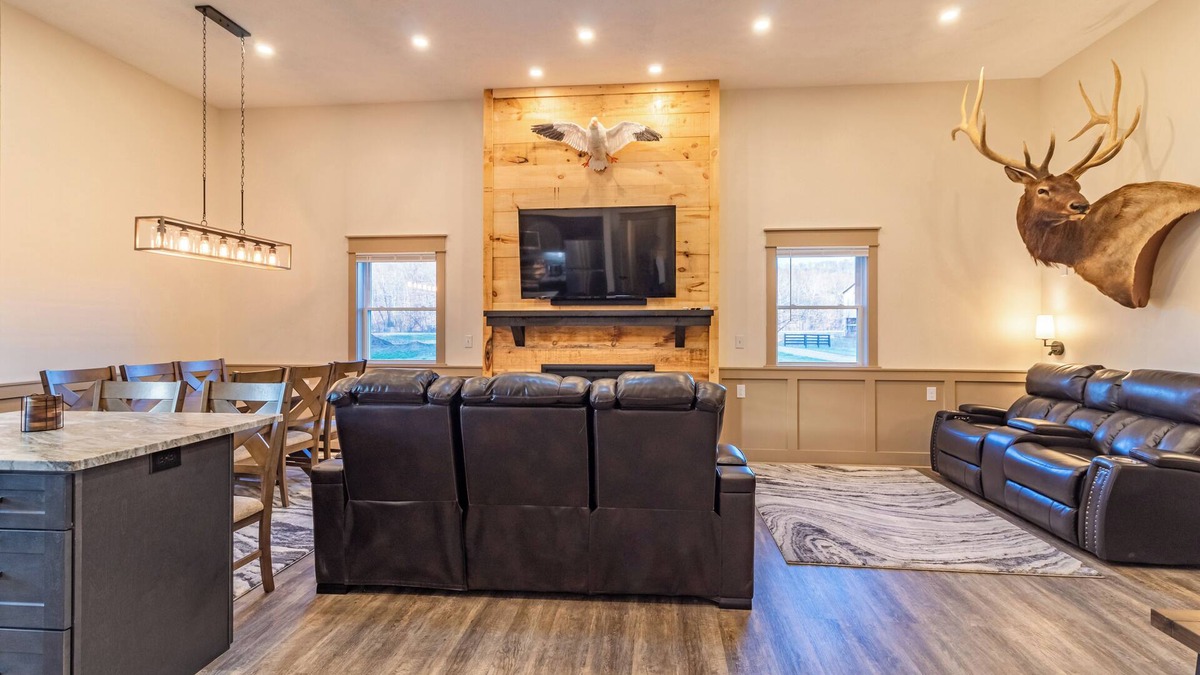 Blue Creek House | “The” Lodge of Adams County is a Charming 2-bedroom house in Blue Creek with AC