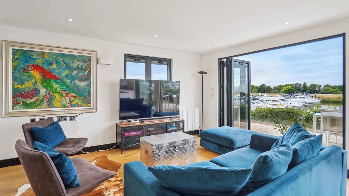 Windsor House | The Lodge on River Thames - Beautiful Marina Views