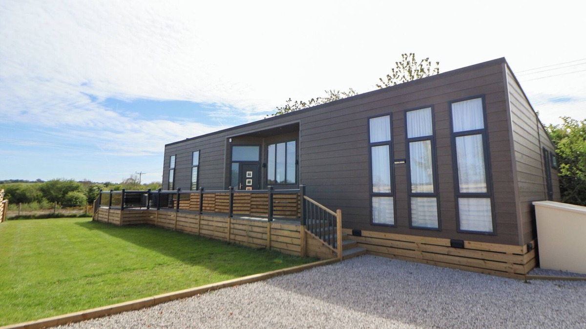 Holywell Cottage | THE LODGE @ RACECOURSE HOUSE, family friendly in Holywell