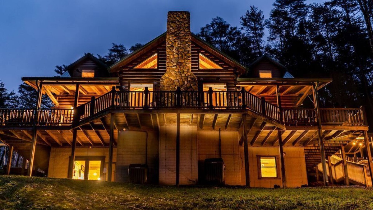 Logan Cabin | The Lodge: Sleeps 23 - Hot Tub, Fire Pit, Game Room