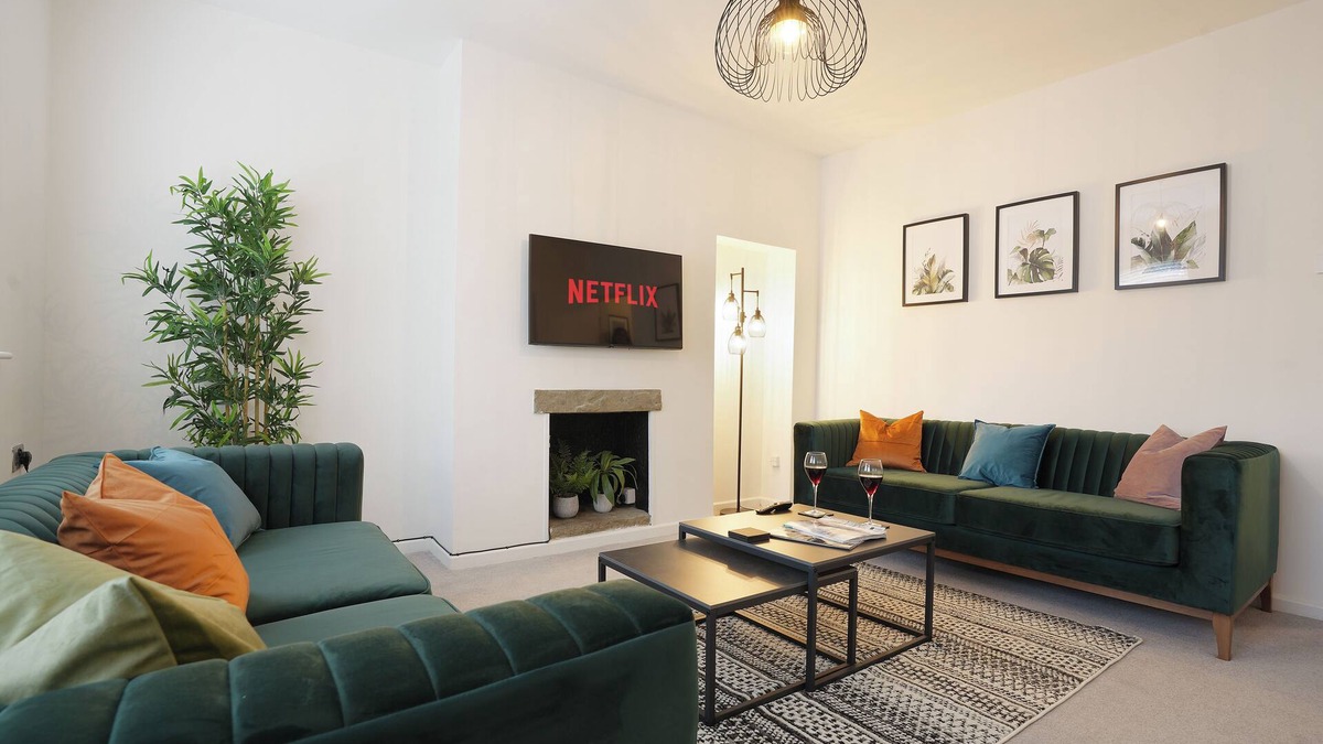 Handsworth House | The Lodge: stylish modern 3 bedroom home from home (3-6 beds) & free parking