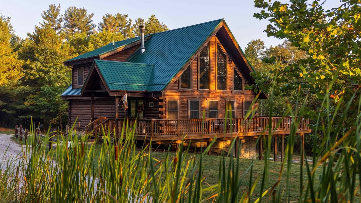 Logan Cabin | The Lodge with hot tub and 40-acre trails