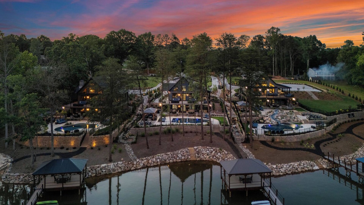 Lake Norman of Catawba House | The Lodges | AvantStay | Lakefront, Sleeps 66 | Pools, Docks, Theaters, Views
